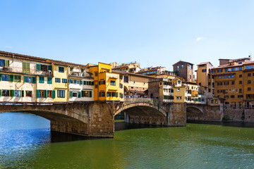 Fototapeta na wymiar View to the Ponte Vecchio bridge in Florence