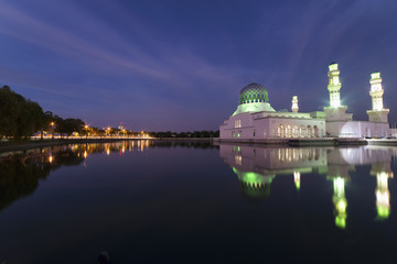 Obraz premium Beautiful twilight view City mosque in Kota Kinabalu, Sabah Borneo. Long exposure photograph with grain. Image contain certain grain or noise and soft focus.