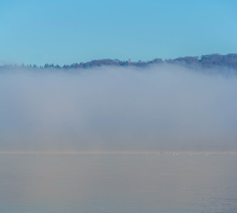 Obraz na płótnie Canvas early morning fog over the water