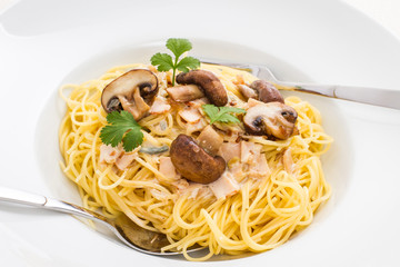 Spaghetti carbonara with brown mushroom