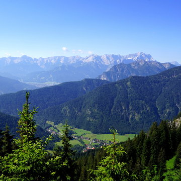 Blick vom LABER a.d.Ammergauer Alpen/Ettal / Wetterstein / Zugspitzmassiv ( Bayern ) 