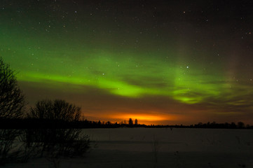 Green arc of northern lights i winter