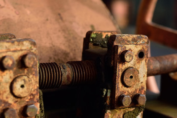 Detail eines stillgelegten Krans im Hafen, verrostet, Gewindeschrauben