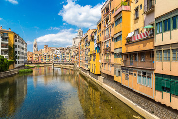 Fototapeta na wymiar Colorful houses in Girona