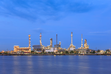 Fototapeta premium Oil refinery on water front at twilight