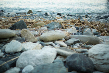 Scogliera con spiaggia di sassi sul mare