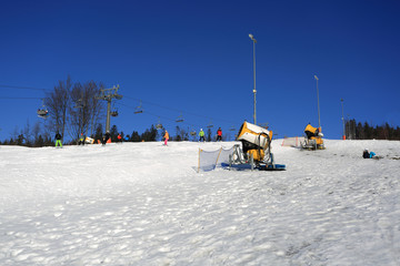 Armatki do wytwarzania śniegu na stoku narciarskim w Wiśle. - obrazy, fototapety, plakaty