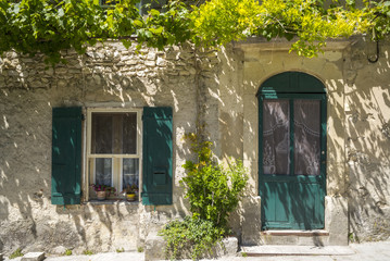 Fototapeta na wymiar Alte Tür in Vaison la Romaine,Frankreich