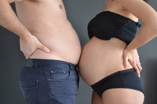 Ventre &agrave; ventre qui gagne ? futur p&egrave;re ou m&egrave;re