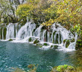 Fototapeta premium Wodospad. Dolina Jiuzhaigou została uznana przez UNESCO za miejsce światowego dziedzictwa i Światowy Rezerwat Biosfery - Chiny