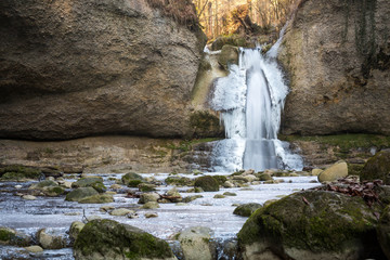 Wasserfall im Winter mit Eis