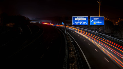 Autobahn bei Nacht