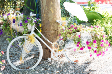 Fototapeta na wymiar Bicycle decorated with flowers