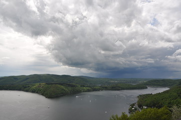 Edersee mit Gewitterwolken