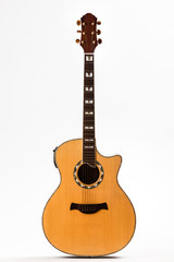 Naklejka premium Acoustic guitar in front of white background
