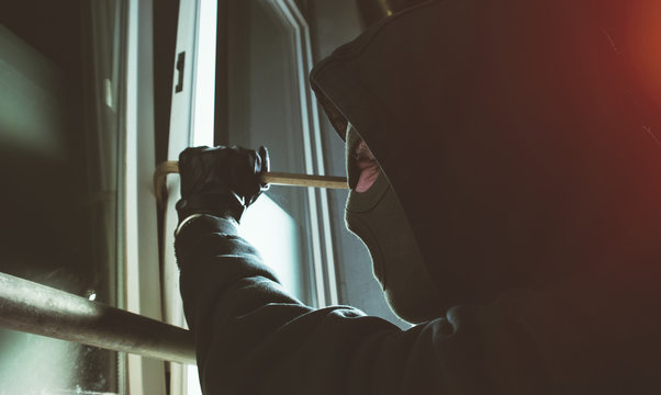 Einbrecher knackt fenster mit brecheisen