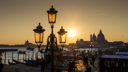 Fototapeta na wymiar Abendstimmung in Venedig, Blick über den Canale Grande zur Santa Maria della Salute