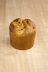 Panetone em mesa de madeira 