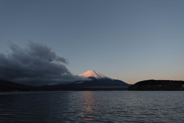 山中湖 平野から 朝焼けの富士山