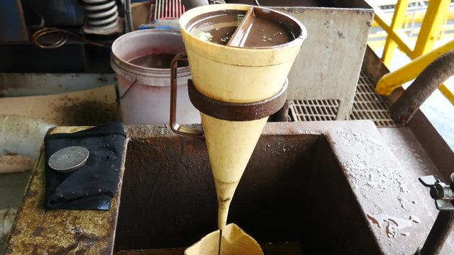 Measure mud viscosity with Marsh funnel viscometer - drilling fluid equipment
