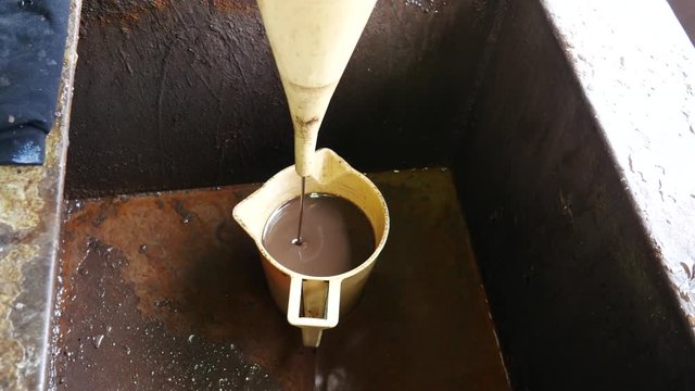 Measure mud viscosity with Marsh funnel viscometer - drilling fluid equipment
