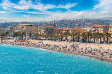 Panoramisch uitzicht op het strand van Nice