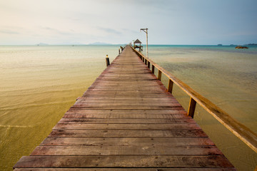 Fototapeta premium drewniany most do oceanu