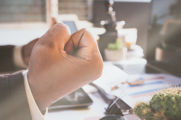 Obraz premium A business man working on the laptop at the office