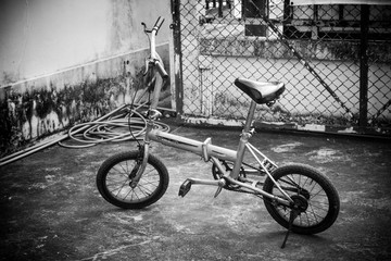 Fototapeta na wymiar folding bike with black and white photography 