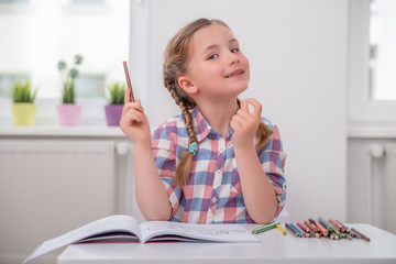 kind freut sich auf schulanfang