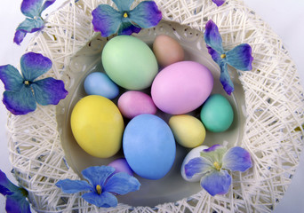 Fototapeta na wymiar Easter eggs in the basket 