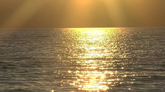 Raggi di sole sul lago di Bracciano, Italia