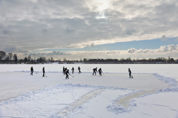  Eishockey auf einem See
