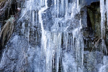 winter am eisigen felsen in bärenstein