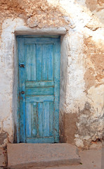 Fototapeta na wymiar Urlaub, Reisen, Abenteuer, Armut, Einladung: blaue Tür auf Djerba :)