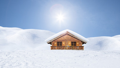 Verschneite Berghütte  im Gegenlicht