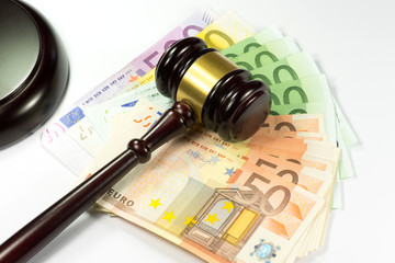 Richterhammer oder Auktionshammer und Euro Geld
