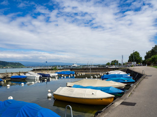 Fototapeta na wymiar Cortaillod es una comuna suiza del cantón de Neuchâtel, situada en el distrito de Boudry, a orillas del lago de Neuchâtel. Verano 2016