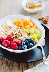 frisches Porridge mit gemischtem Obst, honig und nüssen