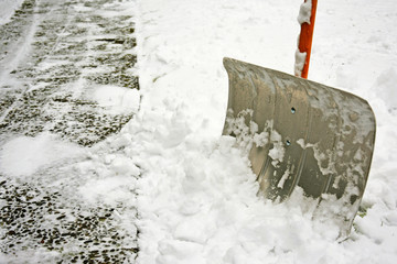 Schneeschieber im Schnee