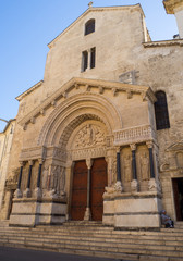 Fototapeta na wymiar Pórtico de la catedral de Saint-Trophime en Arles, Francia, verano de 2016