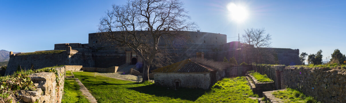 Fuerte de Bellegarde, fortaleza medieval situada sobre la ciudad de Le Perthus, en el departamento de los Pirineos Orientales en la región de Languedoc-Rosellón, al sur de Francia. Diciembre de 2016