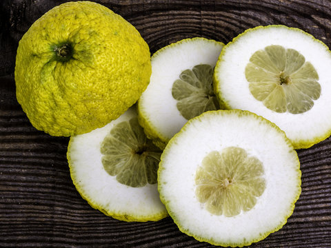 Succoso cedro di Sicilia affettato su tavolo di legno
