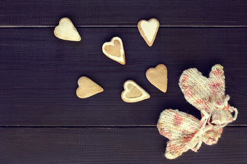 share warmest feelings/ flat layout figured cookies, heart-shaped and knitted mittens top view