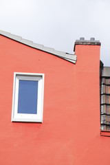 Fototapeta premium Wohnhaus, Hausmauer, Fenster
