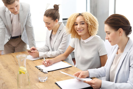 Zesp&oacute;ł pracownik&oacute;w podczas pracy.Grupa młodych pracownik&oacute;w na spotkaniu firmowym w sali konferencyjnej