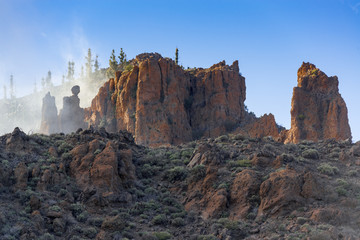 Felsen und Berge mit aufziehenden Wolken, Nationalpark Teide, Teneriffa, Spanine
