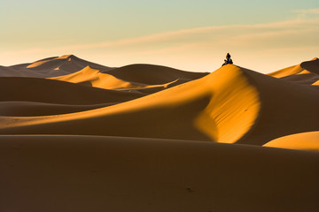 Fototapeta na wymiar People waiting for Sunrise at the dunes at Hassi Labiad, Morocco