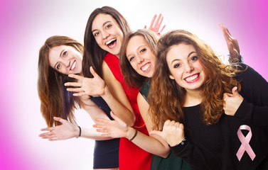 gruppo di ragazze a favore della lotta contro i tumori