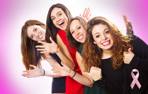 gruppo di ragazze a favore della lotta contro i tumori